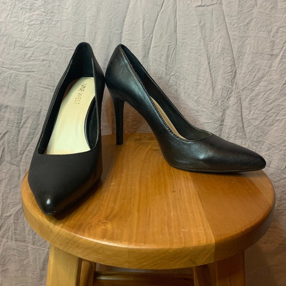 Nine West Black Leather Pointed Shoe, Size 5.5